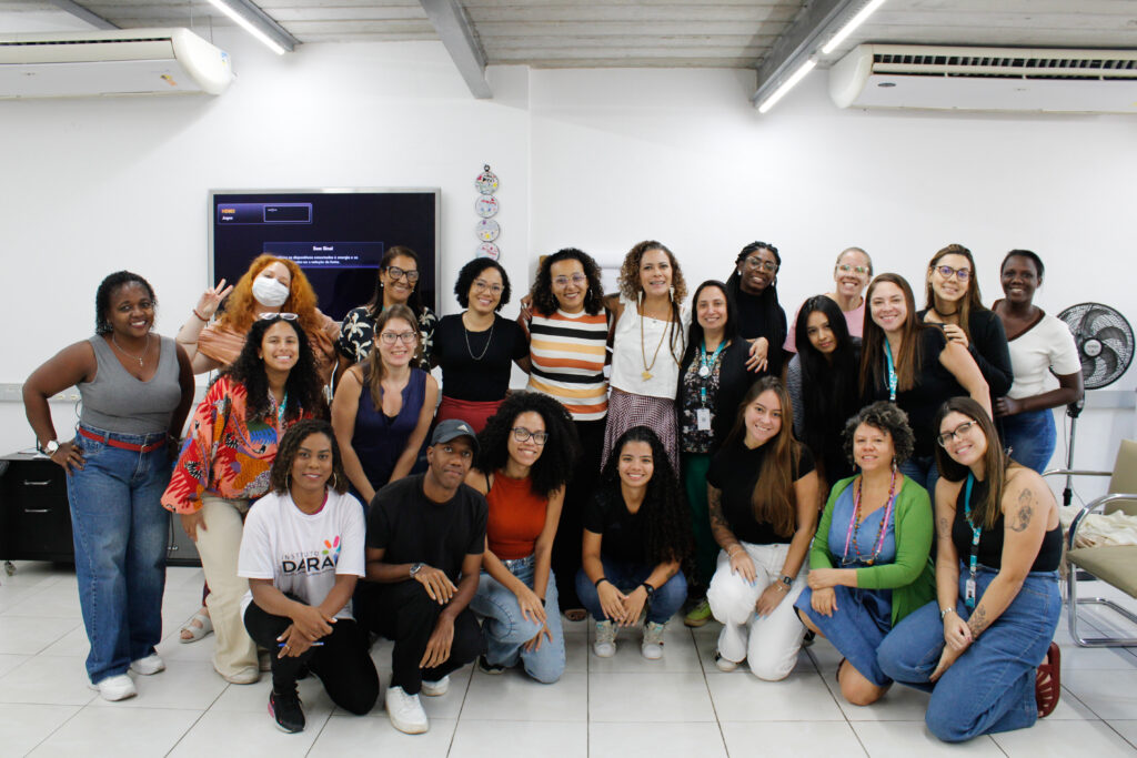 Grupo de pessoas reunidas após palestra sobre maternidade atípica