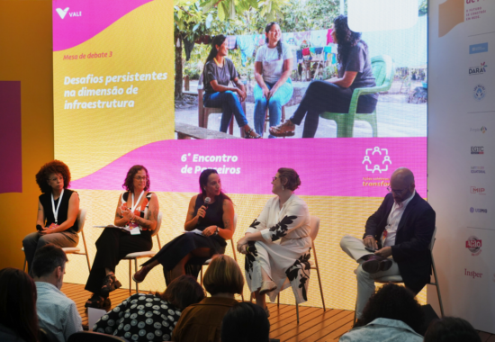 Instituto Dara no 6º Encontro de Parceiros do Programa Juntos Contra a Pobreza, em Vitória (ES), compartilhando os avanços e aprendizados do acompanhamento às famílias de Vila Geny.